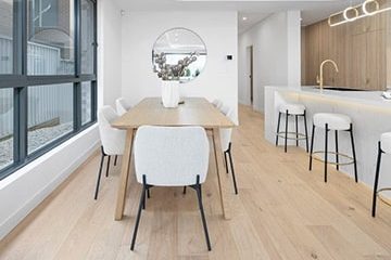 Светлый, средний и тёмный дуб в комнатах разной площади и формы